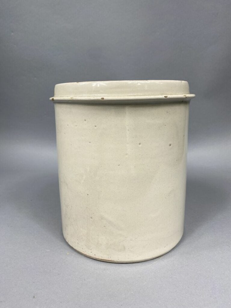 Grand pot à confiture en céramique émaillée à décor d'une couronne feuillagée e…