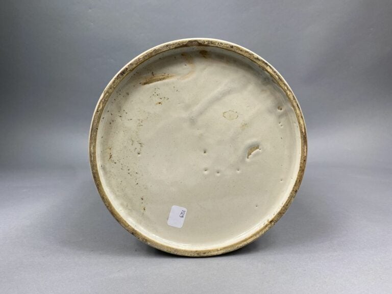 Grand pot à confiture en céramique émaillée à décor d'une couronne feuillagée e…