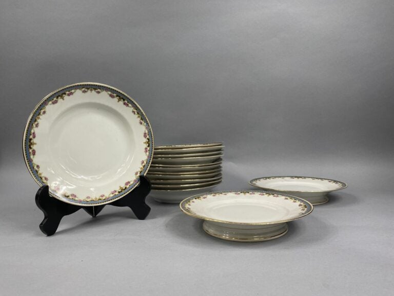 Partie de service de table en porcelaine de Limoges? comprenant des assiettes p…