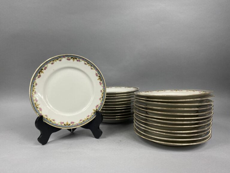Partie de service de table en porcelaine de Limoges? comprenant des assiettes p…
