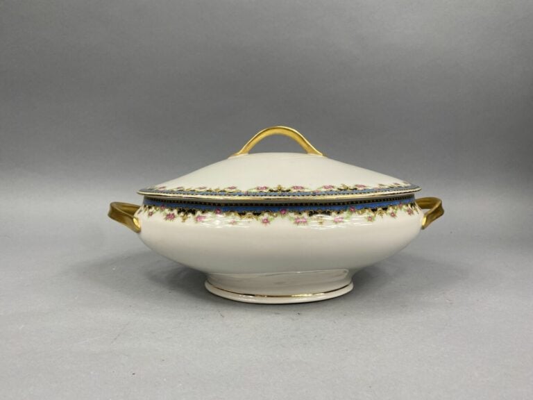 Partie de service de table en porcelaine de Limoges? comprenant des assiettes p…