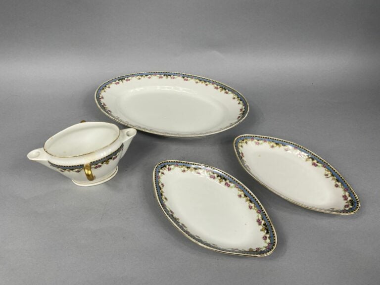 Partie de service de table en porcelaine de Limoges? comprenant des assiettes p…