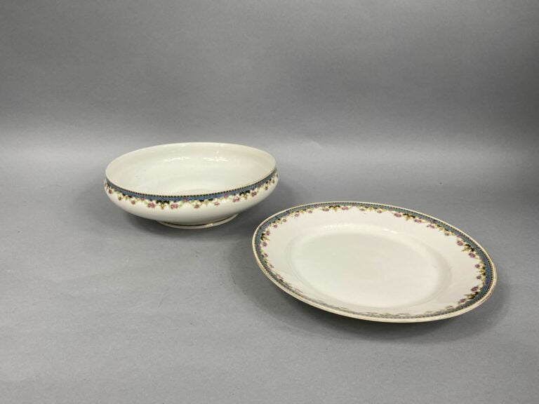 Partie de service de table en porcelaine de Limoges? comprenant des assiettes p…