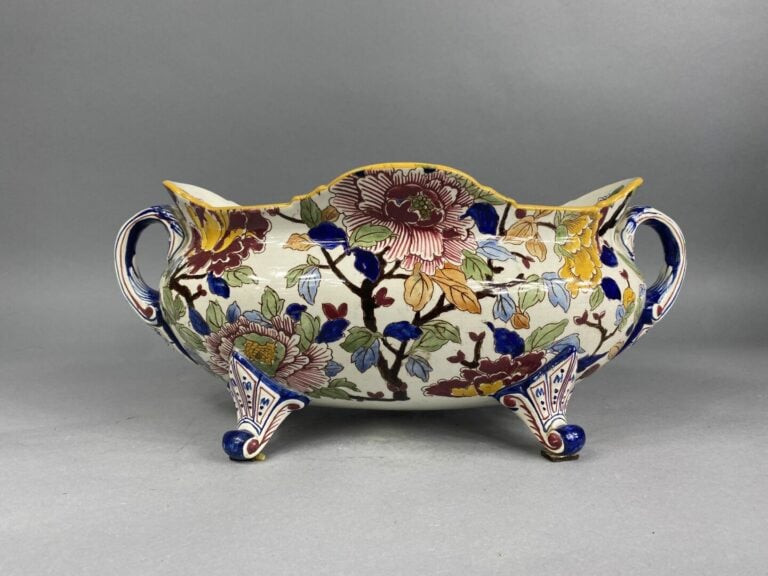 GIEN - Jardinière en faïence à décor polychrome, modèle Pivoine - 17 x 40 x 20…