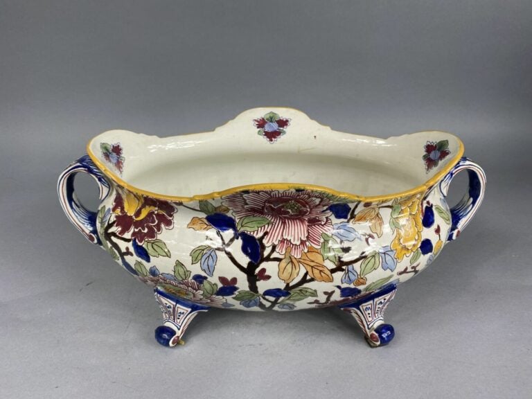 GIEN - Jardinière en faïence à décor polychrome, modèle Pivoine - 17 x 40 x 20…