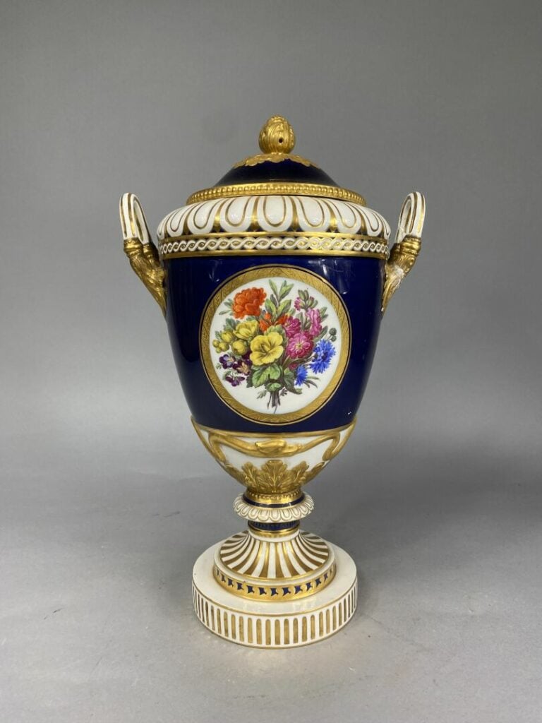 Vase couvert de forme ovoïde sur piédouche en porcelaine dans le goût de Sèvres…