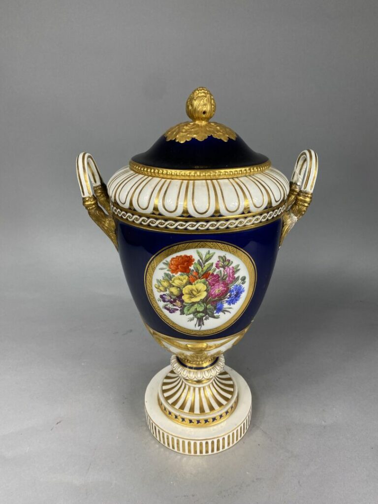 Vase couvert de forme ovoïde sur piédouche en porcelaine dans le goût de Sèvres…