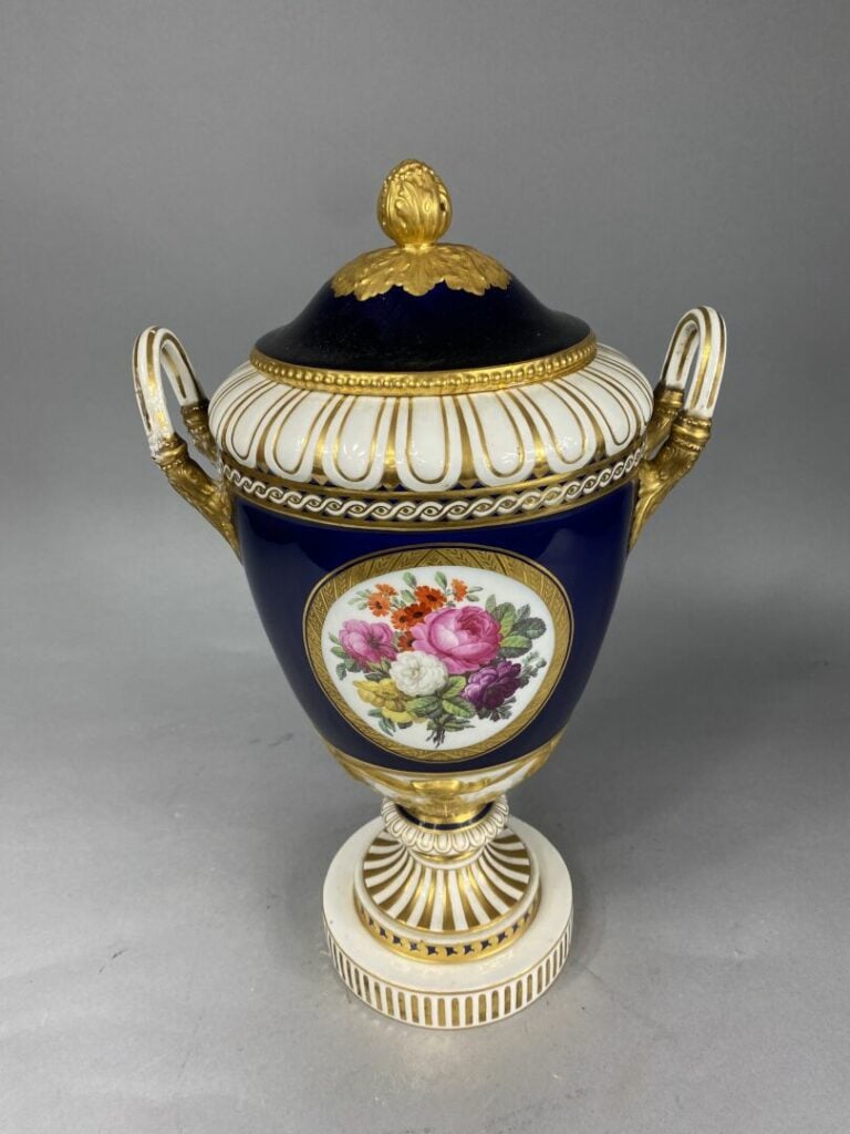 Vase couvert de forme ovoïde sur piédouche en porcelaine dans le goût de Sèvres…