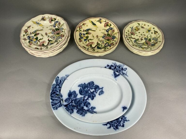 GIEN - Lot de seize assiettes en faïence à décor polychrome de corne d'abondanc…