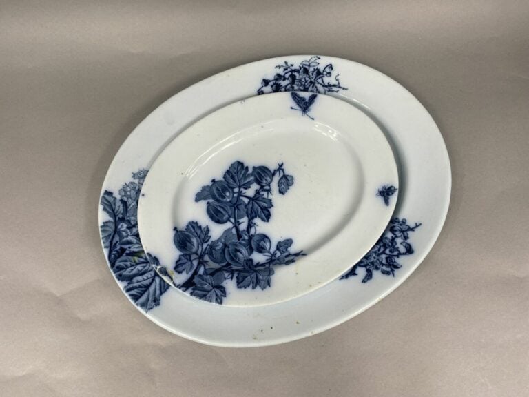 GIEN - Lot de seize assiettes en faïence à décor polychrome de corne d'abondanc…