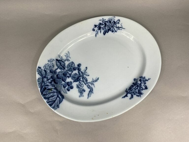 GIEN - Lot de seize assiettes en faïence à décor polychrome de corne d'abondanc…