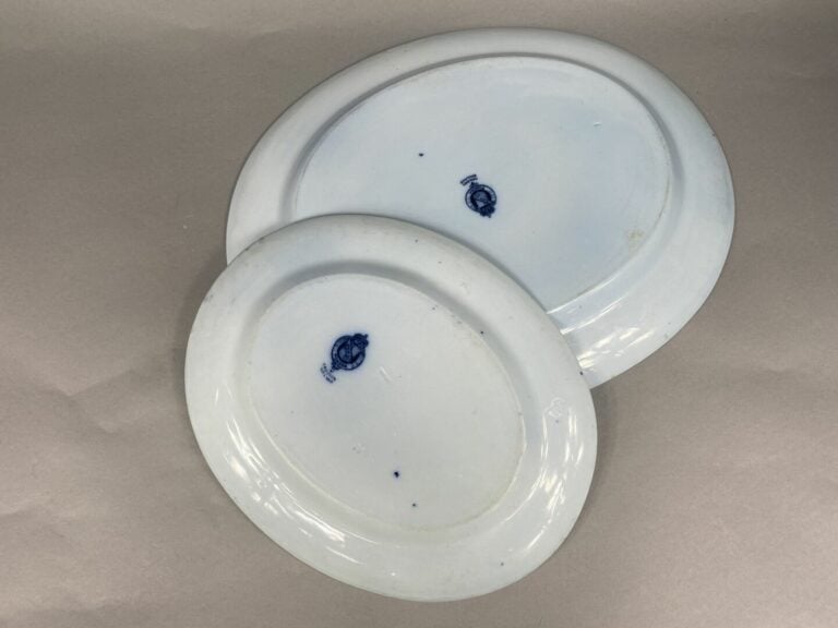 GIEN - Lot de seize assiettes en faïence à décor polychrome de corne d'abondanc…