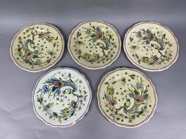 GIEN - Lot de seize assiettes en faïence à décor polychrome de corne d'abondanc…