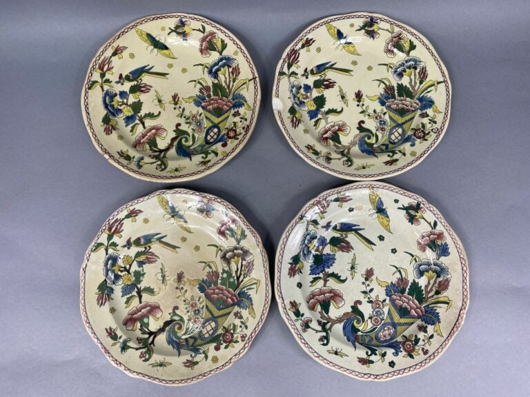 GIEN - Lot de seize assiettes en faïence à décor polychrome de corne d'abondanc…