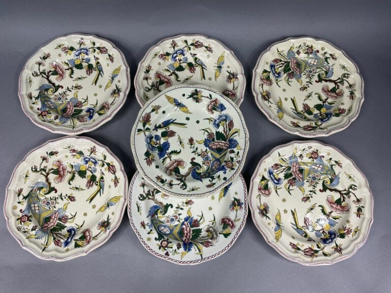 GIEN - Lot de seize assiettes en faïence à décor polychrome de corne d'abondanc…