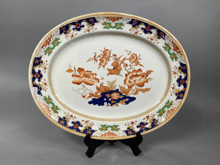 Grand plat en faïence anglais à décor polychrome d'oiseaux branchés et motifs f…