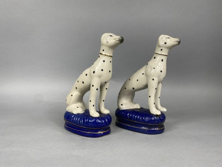 Paire de sujets dalmatiens en céramique émaillée polychrome - H : 22 cm