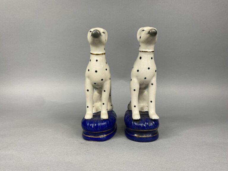 Paire de sujets dalmatiens en céramique émaillée polychrome - H : 22 cm