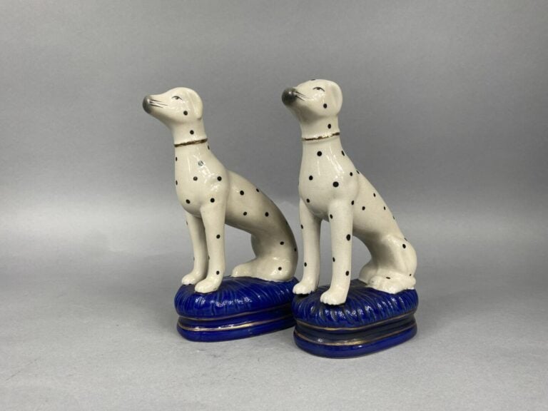 Paire de sujets dalmatiens en céramique émaillée polychrome - H : 22 cm