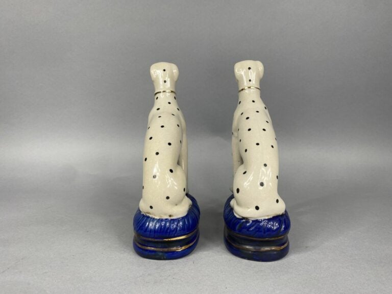Paire de sujets dalmatiens en céramique émaillée polychrome - H : 22 cm