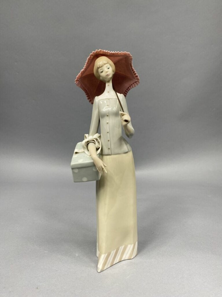 LLADRO, Espagne - Sujet en céramique émaillée polychrome figurant une jeune fem…