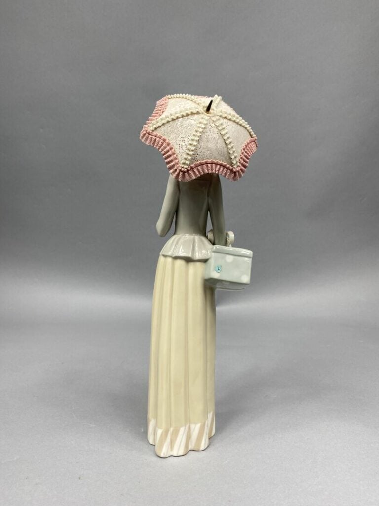 LLADRO, Espagne - Sujet en céramique émaillée polychrome figurant une jeune fem…