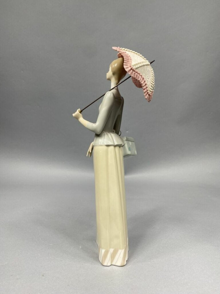 LLADRO, Espagne - Sujet en céramique émaillée polychrome figurant une jeune fem…