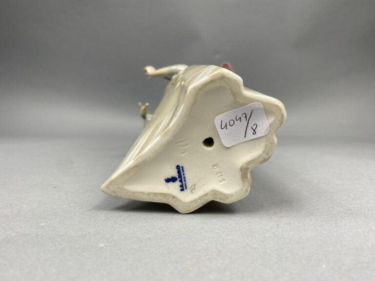 LLADRO, Espagne - Sujet en céramique émaillée polychrome figurant une jeune fem…