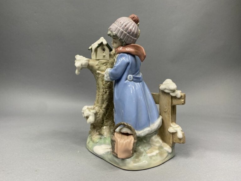 LLADRO, Espagne - Sujet en céramique émaillée polychrome figurant un enfant ave…
