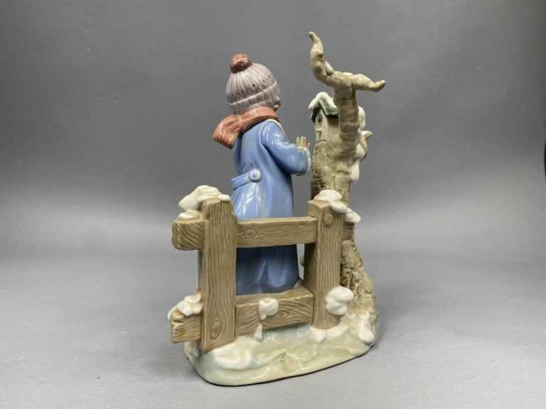 LLADRO, Espagne - Sujet en céramique émaillée polychrome figurant un enfant ave…