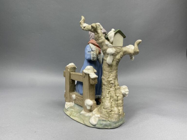 LLADRO, Espagne - Sujet en céramique émaillée polychrome figurant un enfant ave…
