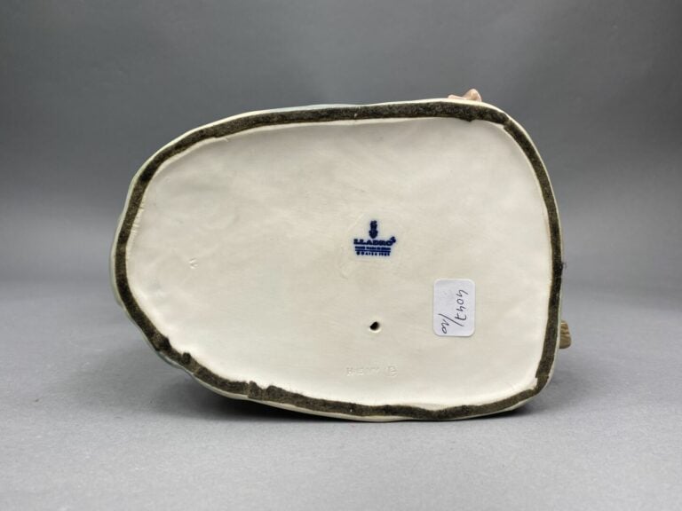 LLADRO, Espagne - Sujet en céramique émaillée polychrome figurant un enfant ave…