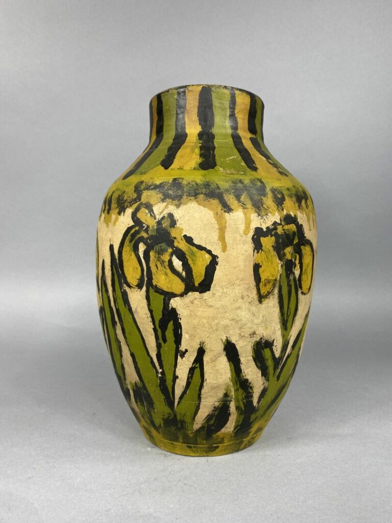 Vase de forme ovoïde à col droit resserré en terre cuite à décor polychrome de…