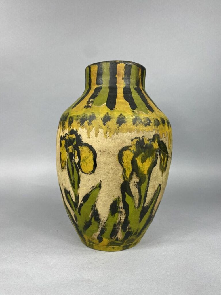 Vase de forme ovoïde à col droit resserré en terre cuite à décor polychrome de…