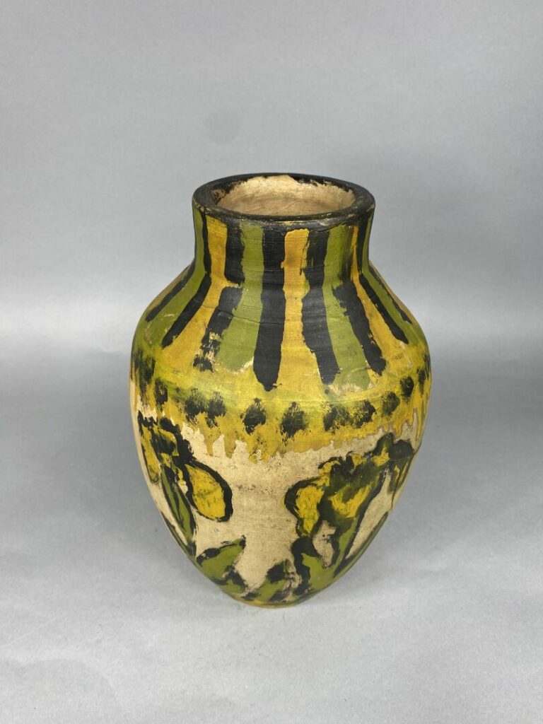 Vase de forme ovoïde à col droit resserré en terre cuite à décor polychrome de…