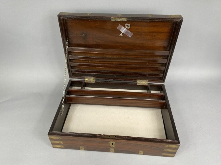Coffret rectangulaire en bois verni flanqué de deux poignées - Ferrures en lait…