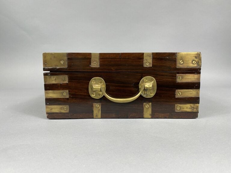 Coffret rectangulaire en bois verni flanqué de deux poignées - Ferrures en lait…
