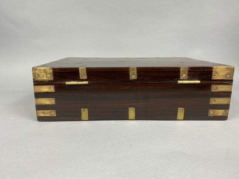 Coffret rectangulaire en bois verni flanqué de deux poignées - Ferrures en lait…