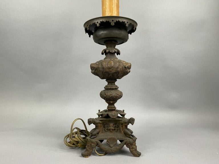 Pied de lampe tripode en bronze ciselé et sculpté ornée d'un vase à panse globu…