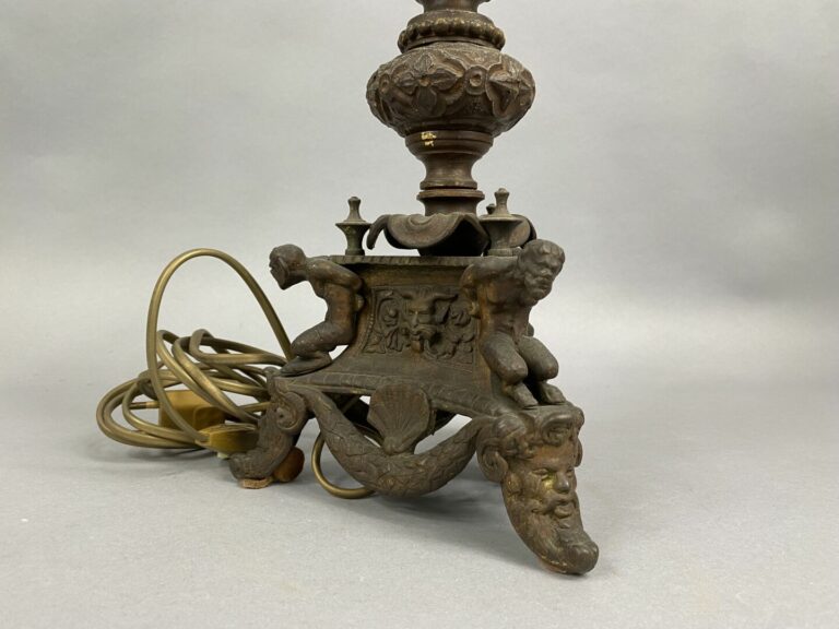 Pied de lampe tripode en bronze ciselé et sculpté ornée d'un vase à panse globu…