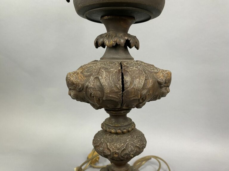 Pied de lampe tripode en bronze ciselé et sculpté ornée d'un vase à panse globu…