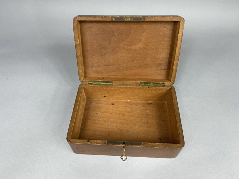 Coffret rectangulaire en acajou à décor de filets de laiton - 8 x 23 x 16 cm