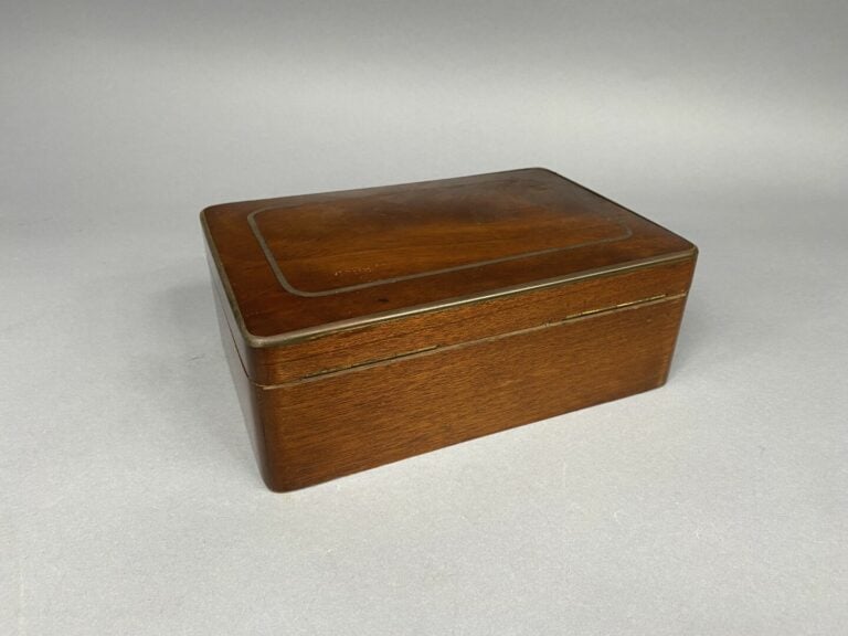 Coffret rectangulaire en acajou à décor de filets de laiton - 8 x 23 x 16 cm