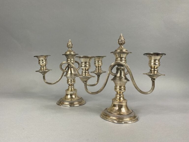 Paire de chandeliers à deux bras de lumière en métal argenté, les bras de lumiè…