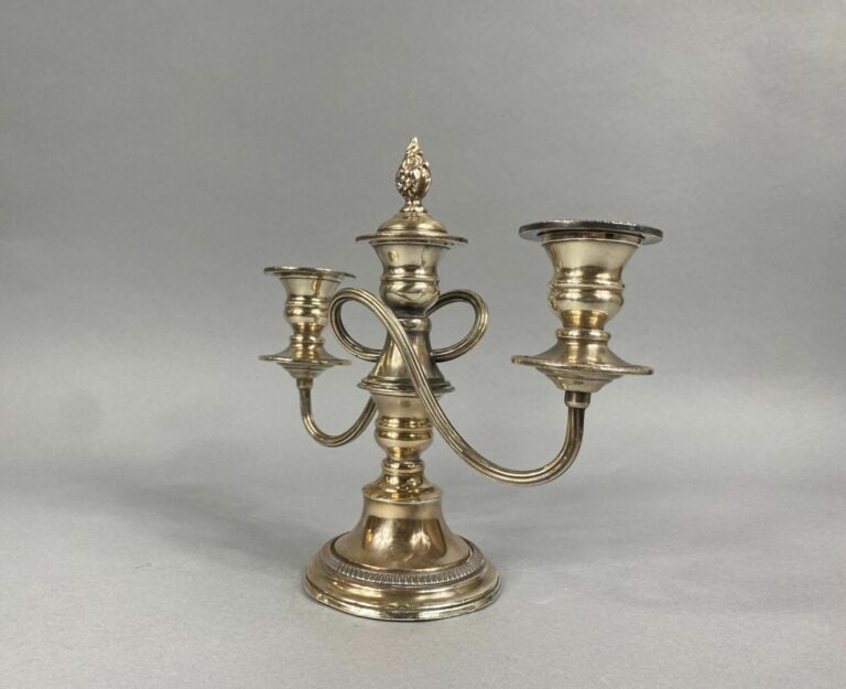 Paire de chandeliers à deux bras de lumière en métal argenté, les bras de lumiè…