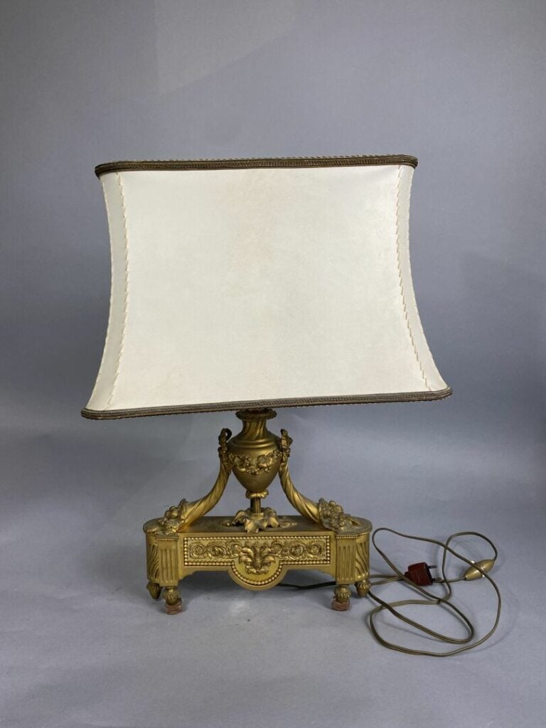 Paire de chenets en bronze ciselé et doré à décor de corne d'abondance soutenan…