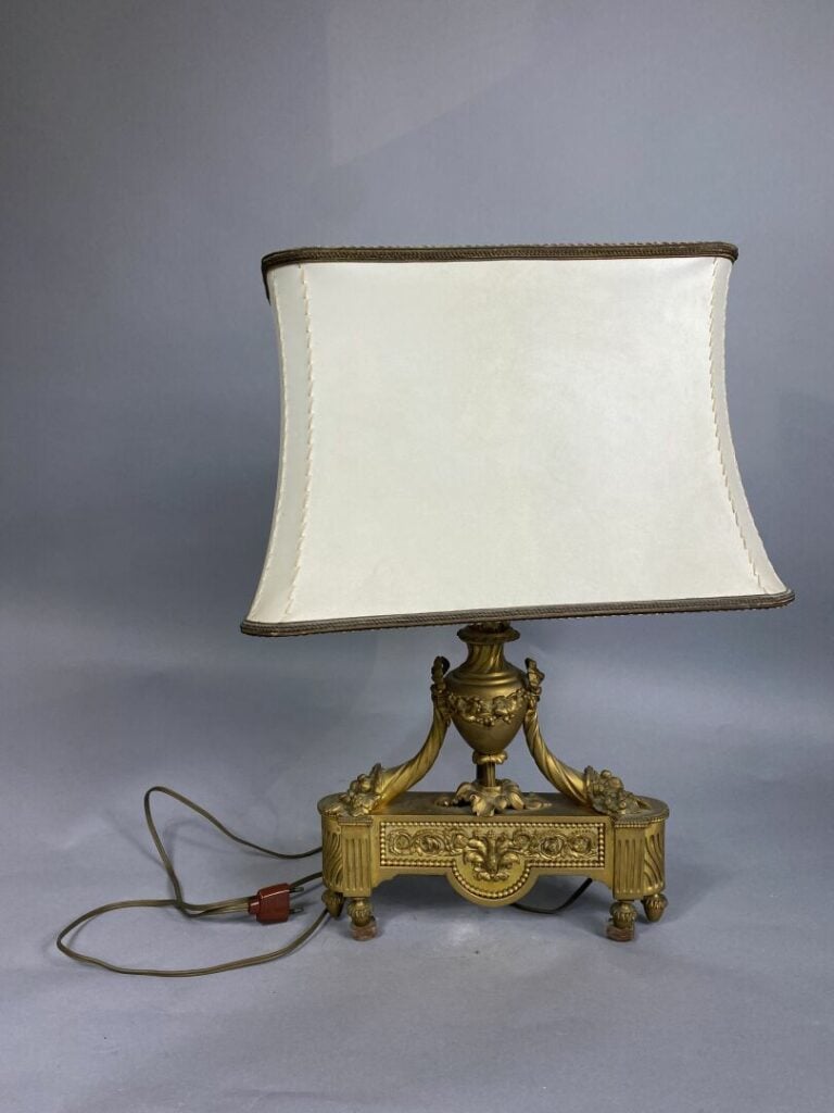 Paire de chenets en bronze ciselé et doré à décor de corne d'abondance soutenan…