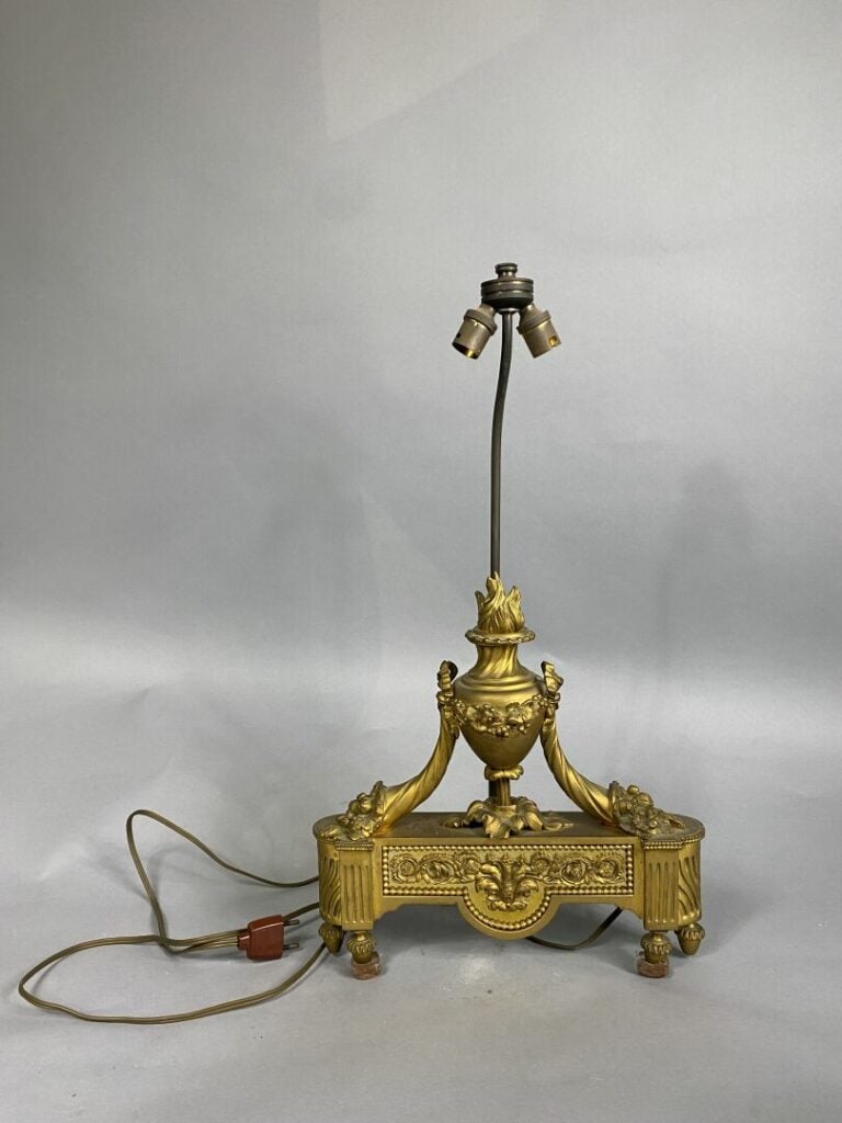 Paire de chenets en bronze ciselé et doré à décor de corne d'abondance soutenan…