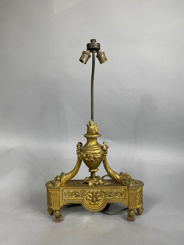 Paire de chenets en bronze ciselé et doré à décor de corne d'abondance soutenan…