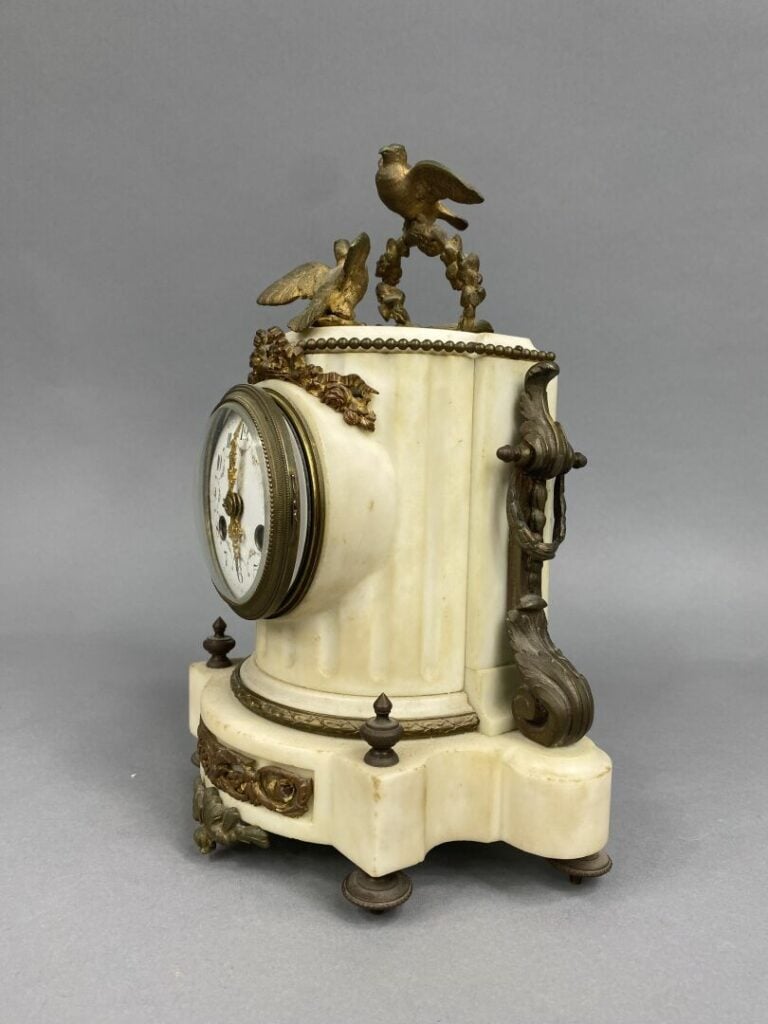 Pendule borne en marbre blanc et ornements de bronze et métal doré à décor de r…